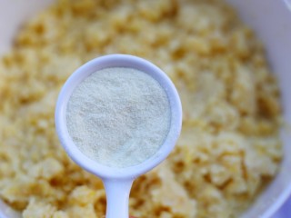 5、香甜细腻的奶香蔓越莓绿豆糕,绿豆泥中加入澳优能立多G4奶粉。