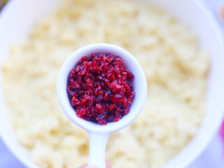 6、香甜细腻的奶香蔓越莓绿豆糕,加入蔓越莓碎。