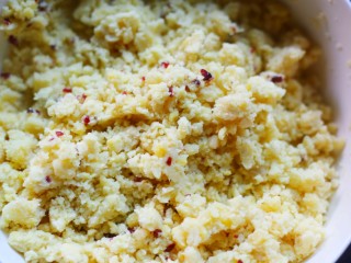 7、香甜细腻的奶香蔓越莓绿豆糕,搅拌均匀。