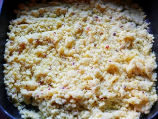 9、香甜细腻的奶香蔓越莓绿豆糕,倒入拌好的绿豆泥，喜欢甜的可以加适量糖。小火翻炒至绿豆泥干爽，能成团即可。炒的干些回头好压模成型，太湿粘不容易脱模，越干越好。