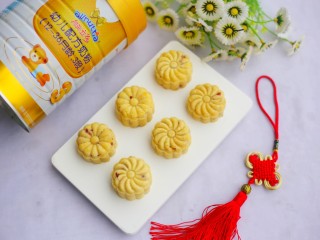 11、香甜细腻的奶香蔓越莓绿豆糕,将月饼磨具垂直着放，然后用力按压手柄直到按不动，这样提起模具绿豆糕的花纹才清晰。