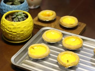 5、葡式蛋挞,用普通勺子成液体至蛋挞底。预热烤箱5分钟。