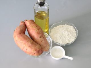 1、红薯丸子,准备好所需要的食材。