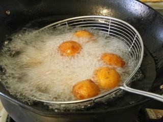 10、红薯丸子,炸至表面颜色变黄即可。