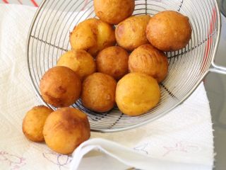 12、红薯丸子,用一张厨房纸巾，放红薯丸子放上去，吸掉一分部的油。