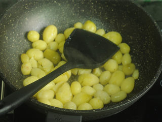 7、香煎小土豆,用锅铲将一个个小土豆稍微压扁