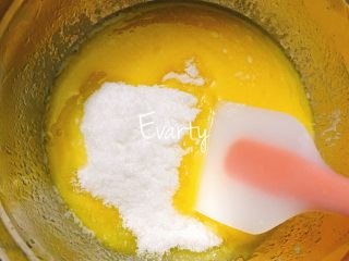 2、卡小姐的Sweetheart-香蕉巧克力小甜心蛋糕,加入鸡蛋，细砂糖，搅拌均匀至砂糖融化