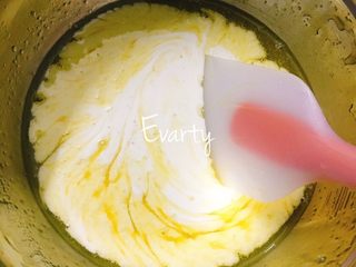 3、卡小姐的Sweetheart-香蕉巧克力小甜心蛋糕,加入淡奶油，继续搅拌均匀