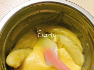 4、卡小姐的Sweetheart-香蕉巧克力小甜心蛋糕,加入香蕉，香蕉要放冷藏去冷藏一天哦，然后出来来软化后用，搅拌均匀