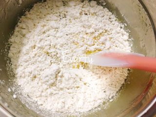 5、卡小姐的Sweetheart-香蕉巧克力小甜心蛋糕,加入低粉、香草粉、泡打粉，翻拌均匀至无颗粒