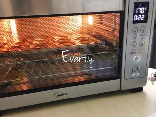 10、卡小姐的Sweetheart-香蕉巧克力小甜心蛋糕,放入已预热好的烤箱，170度烤20分钟左右