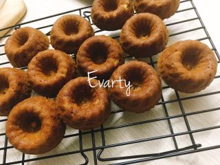 11、卡小姐的Sweetheart-香蕉巧克力小甜心蛋糕,把烤好的小蛋糕放在架子上晾凉