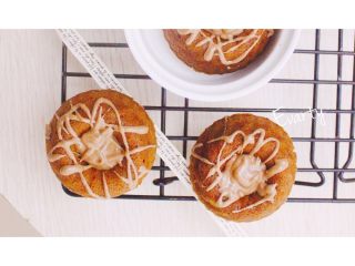 16、卡小姐的Sweetheart-香蕉巧克力小甜心蛋糕,把巧克力挤到蛋糕的空心里，然后把多余都涂到蛋糕的边缘上????，然后就是放到冰箱里把巧克力冻硬