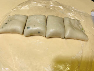 12、芋头酥,然后左右对折，包起来；切4段；