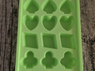 1、花式棒冰,首先你需要一个花式冰格