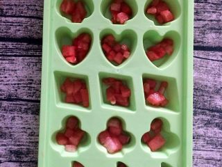 2、花式棒冰,西瓜去籽切小粒放进冰格里