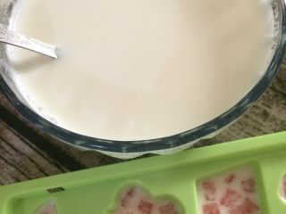 3、花式棒冰,酸奶倒进冰格里