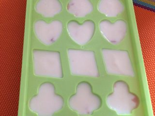 4、花式棒冰,轻轻摇晃，让酸奶和西瓜充分融合，放进冰箱冷冻一夜