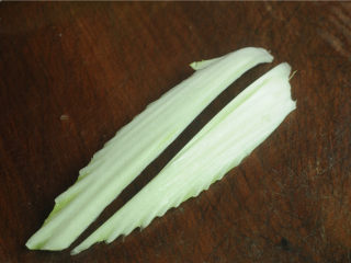 3、酸辣白菜帮,将白菜帮从中间切开