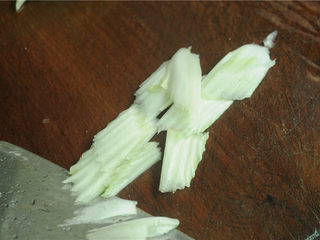 4、酸辣白菜帮,先将白菜帮用刀拍一下，然后斜刀片成大片