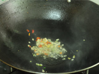 8、酸辣白菜帮,锅里倒入油，7成热后下葱白、姜蒜末煸炒