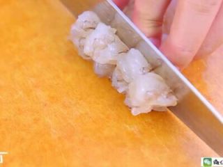 2、鲜虾蛋卷 宝宝辅食食谱,切成小丁。