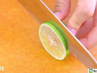 3、鲜虾蛋卷 宝宝辅食食谱,柠檬切片。