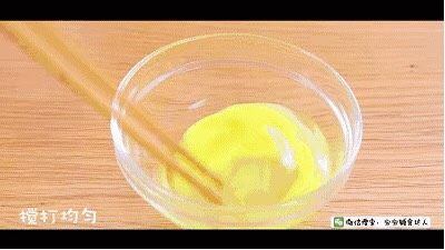 4、鲜虾蛋卷 宝宝辅食食谱,搅打均匀。