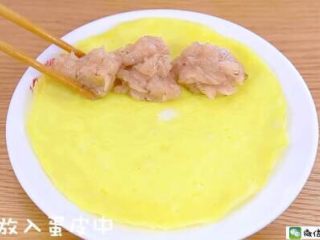 6、鲜虾蛋卷 宝宝辅食食谱,取出，放入蛋皮中，整理成条状。