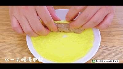 7、鲜虾蛋卷 宝宝辅食食谱,从一头慢慢卷起，卷成紧实的蛋卷。