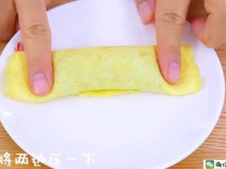 8、鲜虾蛋卷 宝宝辅食食谱, 用食指将两边压一下。