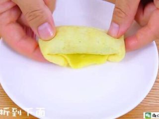 9、鲜虾蛋卷 宝宝辅食食谱,将两边折到下面。