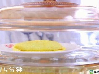 11、鲜虾蛋卷 宝宝辅食食谱,上锅蒸15分钟。
