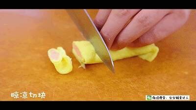 12、鲜虾蛋卷 宝宝辅食食谱,出锅，晾凉切块。