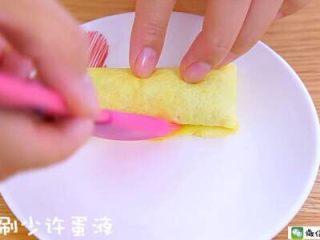 10、鲜虾蛋卷 宝宝辅食食谱,接口处刷少许蛋液。