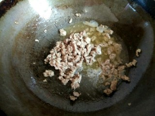 4、香辣肉沫豆腐,锅中放入适量植物油，放入几粒花椒，炒出香味，捞出花椒不要，放入肉沫翻炒至变白