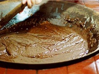 4、月子餐伴侣：黑豆姜糖,熬煮：中火烧至姜糊沸腾，熬煮至金褐色。