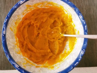 5、南瓜蒸糕,用勺子压成南瓜泥