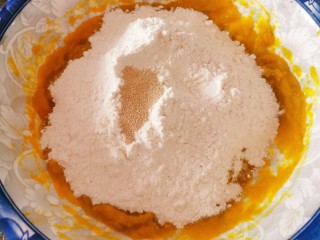 7、南瓜蒸糕,放入酵母粉