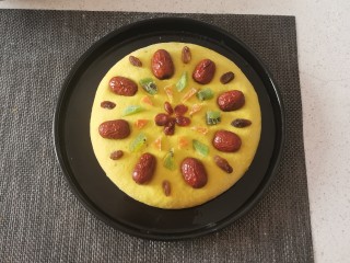 13、南瓜蒸糕,其它果干摆放好 摆成自己喜欢的样子就好 盖上盖子  静置发酵30分钟