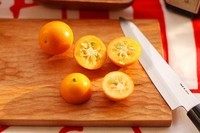 2、金桔蜜,金桔对半切，去核，再切四瓣。
