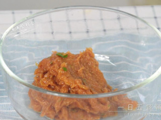 3、千张包肉,搅打成猪肉馅。