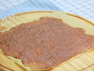 5、千张包肉,豆腐皮展开，搅拌好的肉馅均匀的平铺在豆腐皮上，一端要留出一小块不要铺肉馅。