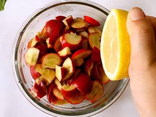 2、山楂糕,挤入半个柠檬。