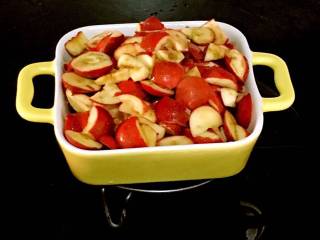 3、山楂糕,放到蒸锅里，蒸大概20分钟左右。蒸至熟透。