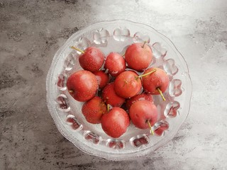 2、健脾养胃助消化的山楂汁,山楂用清水泡着