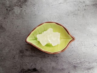 4、健脾养胃助消化的山楂汁,准备黄冰糖一块