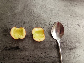 7、健脾养胃助消化的山楂汁,再用勺子去掉山楂芯