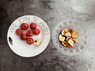 8、健脾养胃助消化的山楂汁,用勺子小刀都可以去籽，弄得时候注意安全