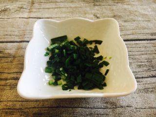 7、鹌鹑蛋空心面,韭菜切成小粒